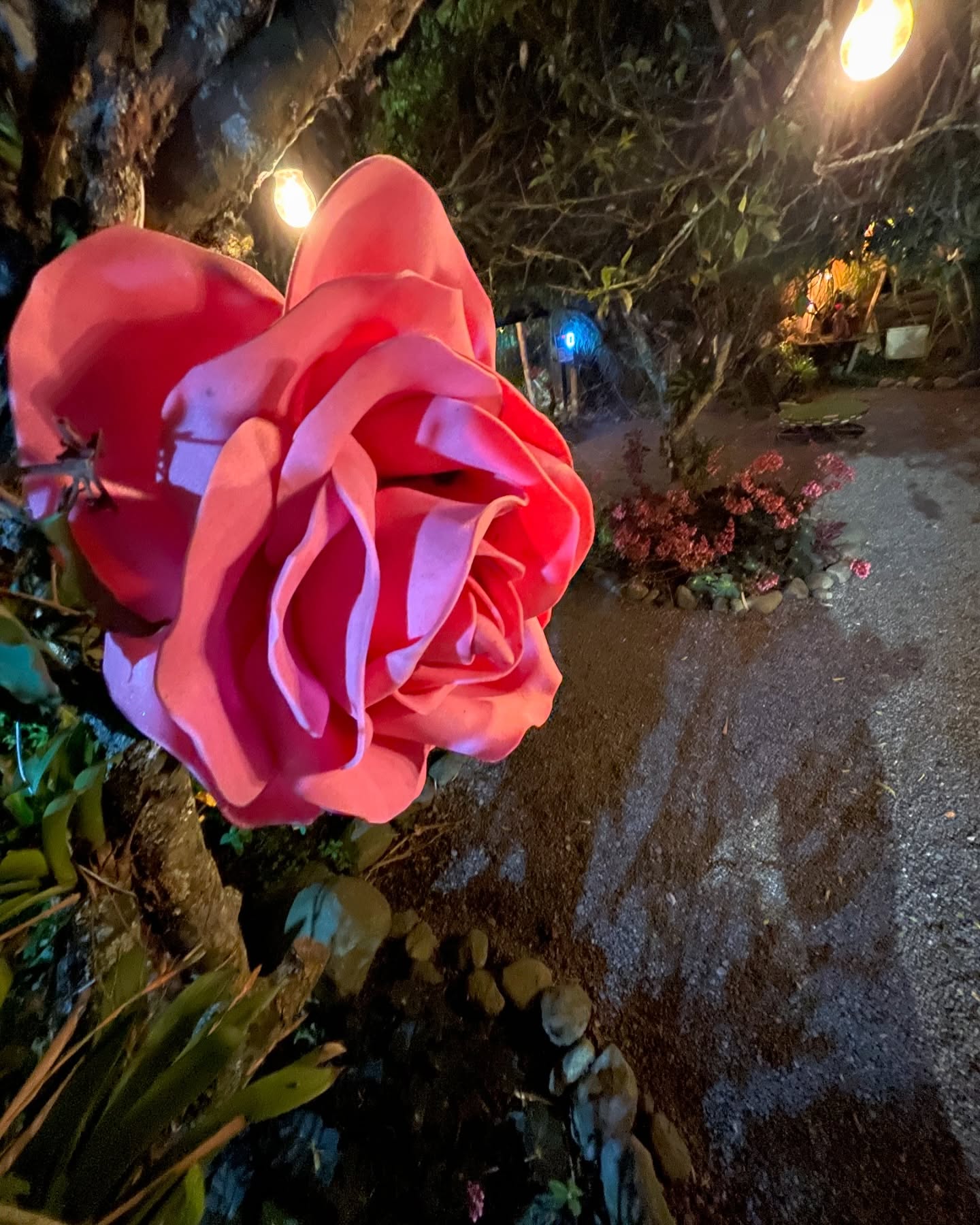 Escultura de duende integrada al paisaje